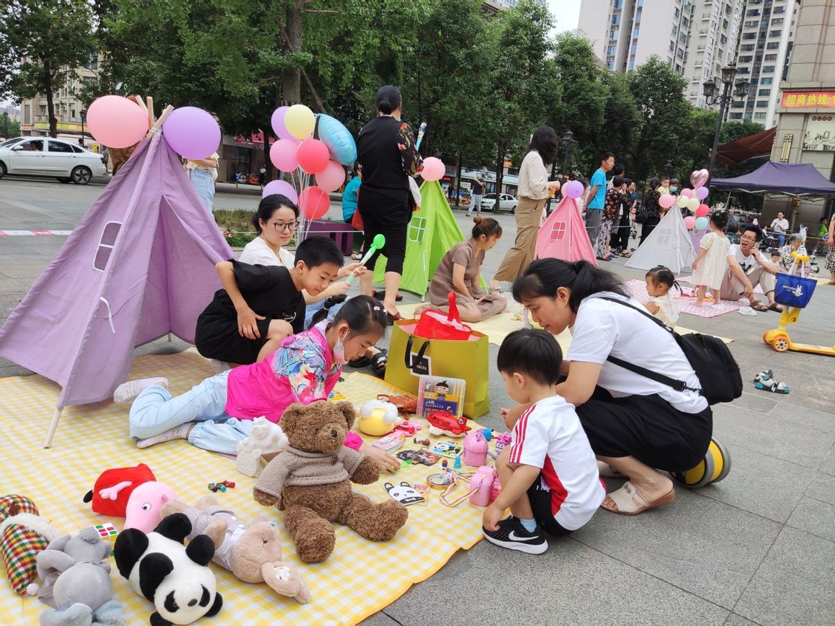 成华区东华社区：“以物换物”环保集市换出垃圾分类文明新时尚