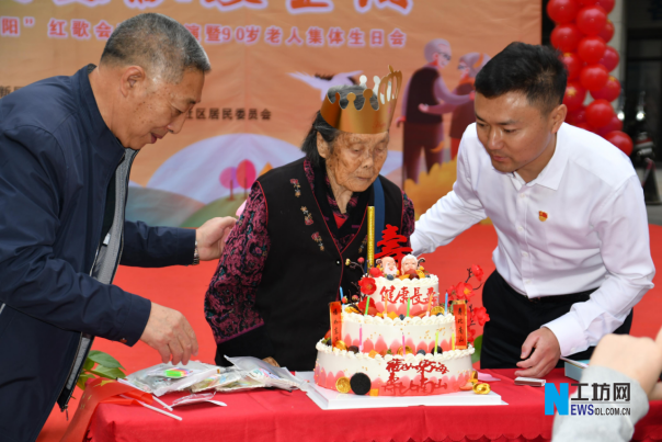 新闻通稿：百岁老人康健不缺席 五根松社区“老人节”集体生日会111.png