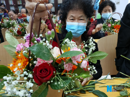 通讯稿：府河社区重阳节插花活动285.png